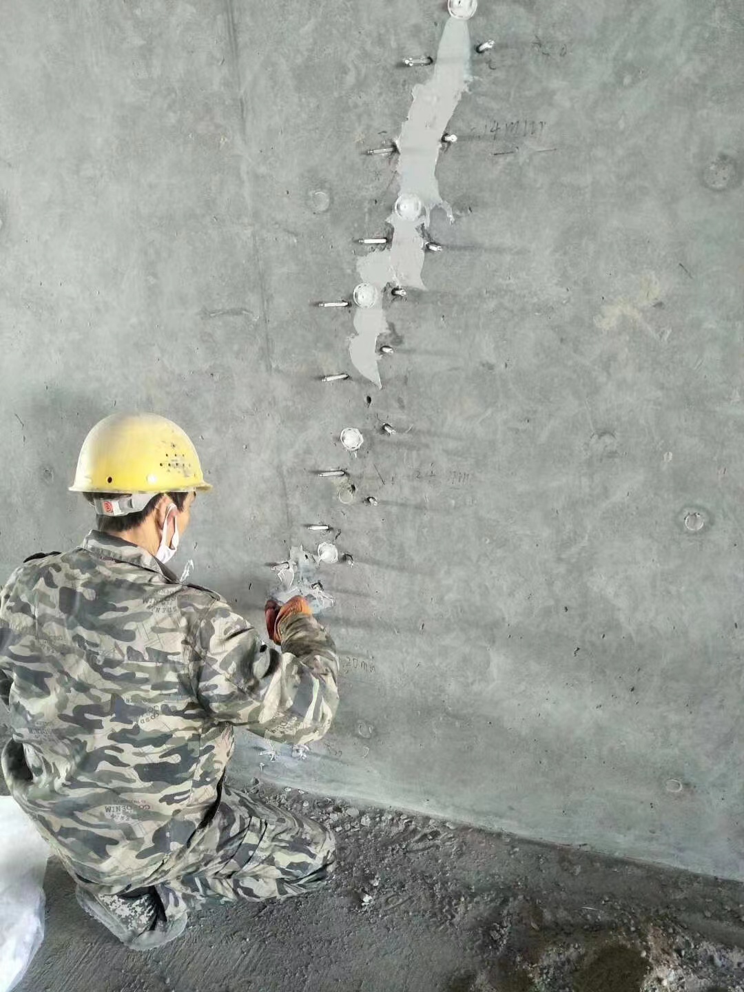 襄州混凝土楼板裂缝加固施工的方案